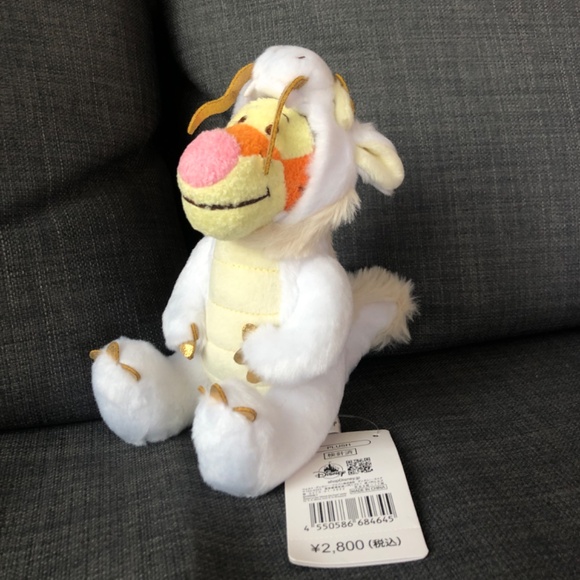 2024 Disney Japan Pooh Year of the Dragon White Tigger S Plush - NEW RARE - Picture 2 of 3